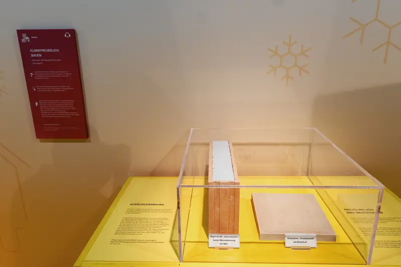 Das Bild zeigt ein Exponat mit verschiedenen Baustoffen.